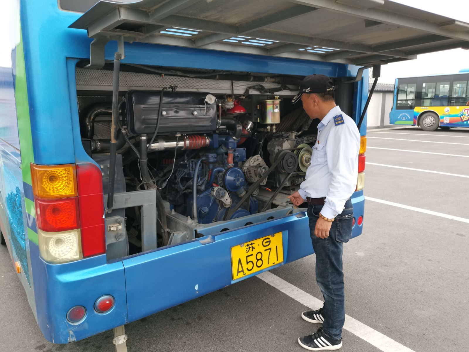 公交集團(tuán)公交事業(yè)一部開展夏季車輛安全部件大檢查  筑牢安全防線